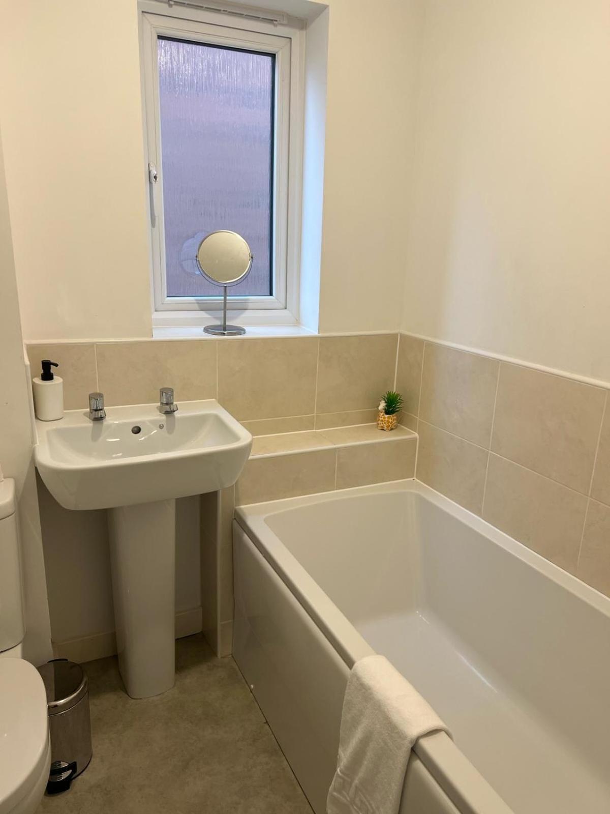 Village House St Mellons - Close To A48 And M4 คาร์ดิฟฟ์ ภายนอก รูปภาพ