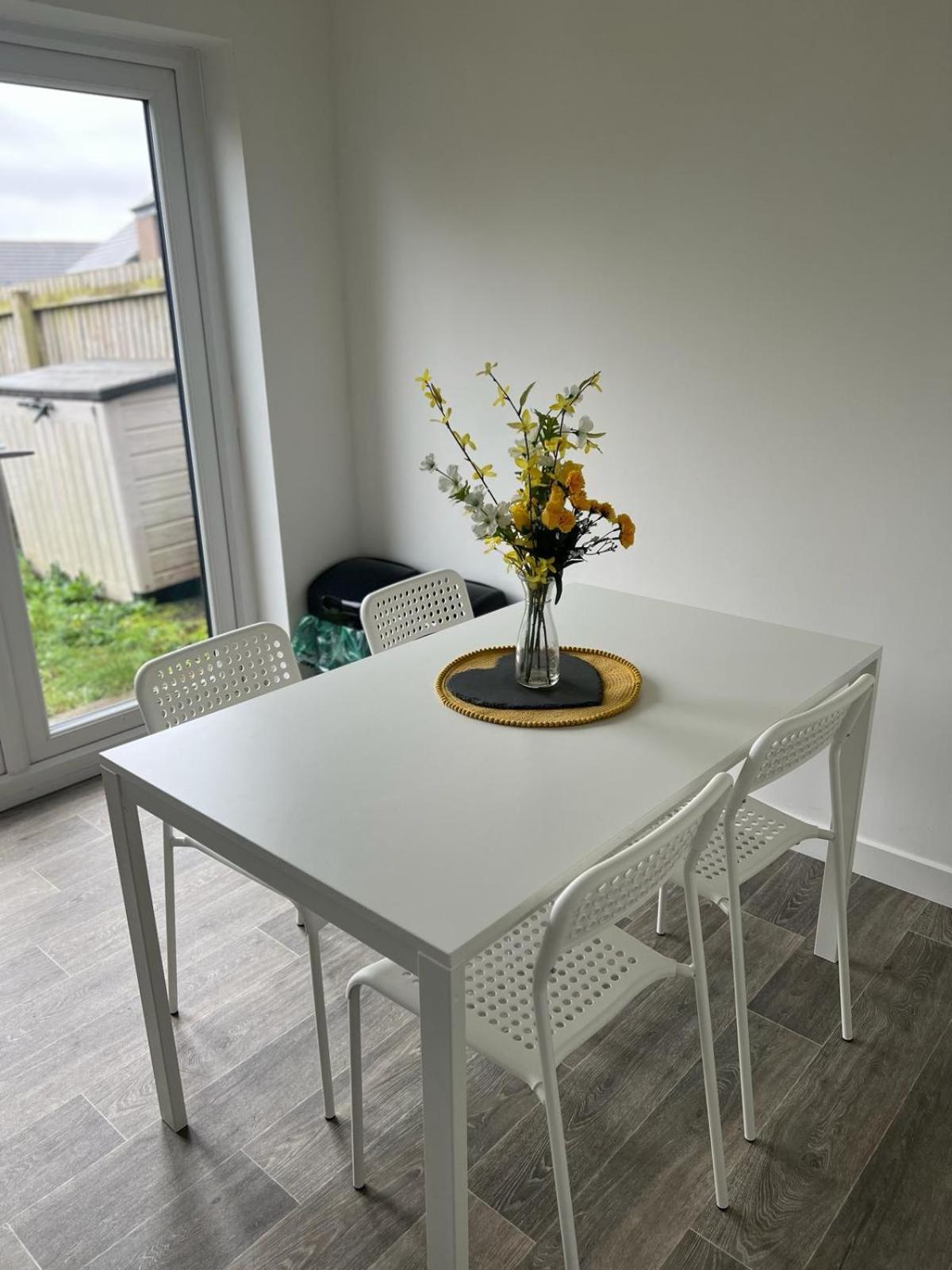 Village House St Mellons - Close To A48 And M4 คาร์ดิฟฟ์ ภายนอก รูปภาพ